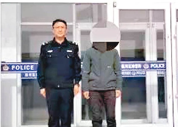 警方拘捕韓男（右）。