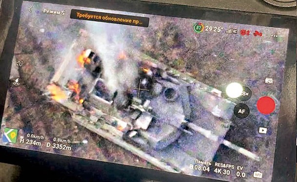 M1阿布拉姆斯主戰坦克多處位置起火焚燒。