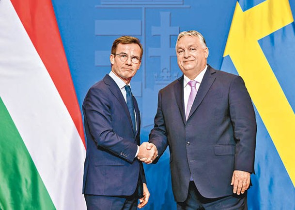 克里斯特森（左）在布達佩斯與歐爾班（右）會面。（Getty Images圖片）