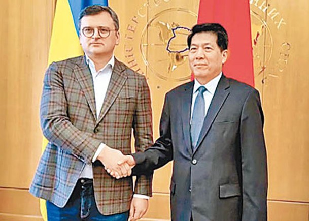中國政府歐亞事務特別代表李輝（右）2023年與烏克蘭外交部長庫萊巴（左）會面。