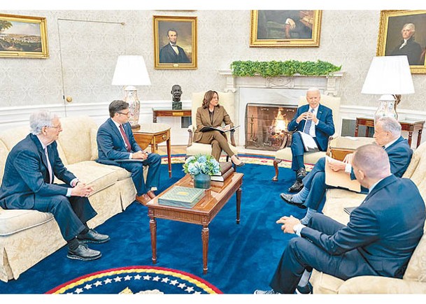 拜登（中右）和民主共和兩黨國會領袖在白宮會晤。