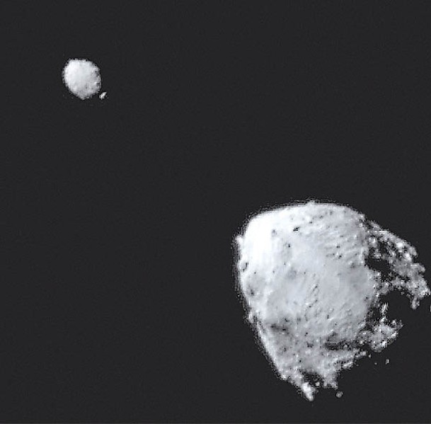 DART探測器拍攝到雙生星（右下）及雙衞一（左上）景象。