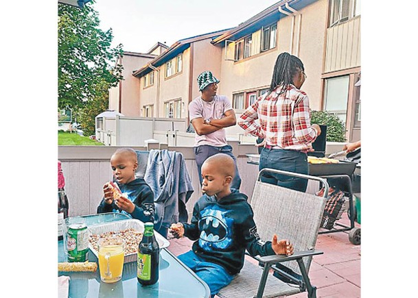 一戶新移民獲邀到法科爾柳約的家中後院燒烤。