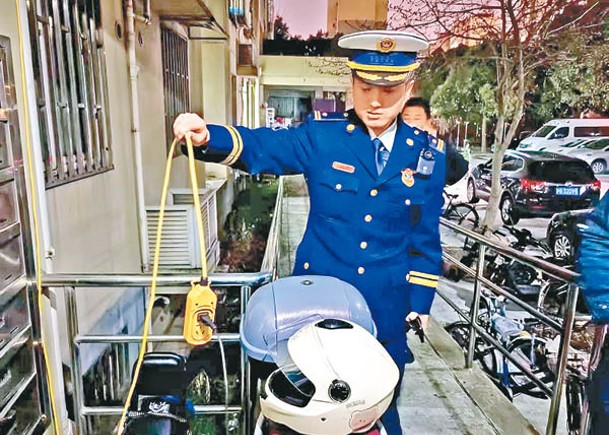 上海消防部門對住宅小區展開消防安全巡查行動。