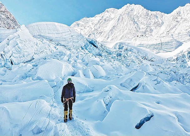 沃德已成功登頂七大洲最高山峰，包括珠穆朗瑪峰。