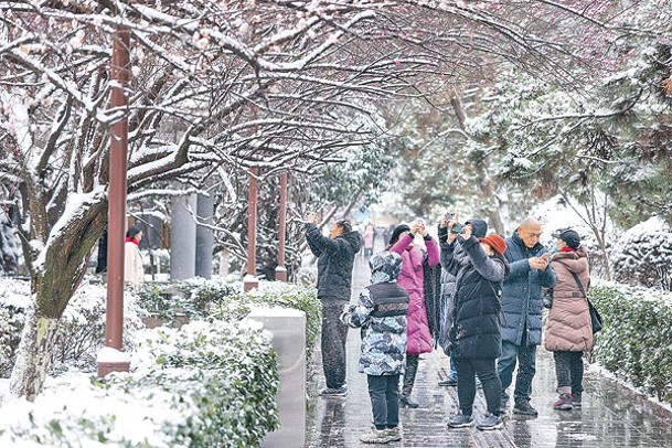 貴州貴陽民眾在景區拍攝雪景。