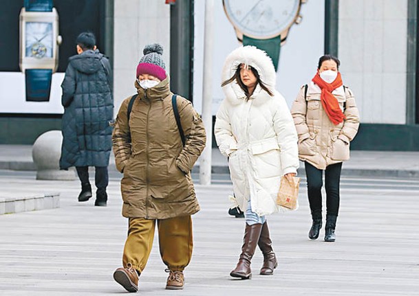 湖北武漢出現大風降溫天氣。