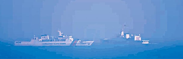 中國大陸海警船（左）在金門外海來回交會，台灣海巡艦艇（右）監控。