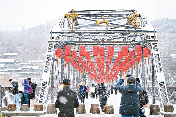 甘肅蘭州日前仍在落雪。（中新社圖片）