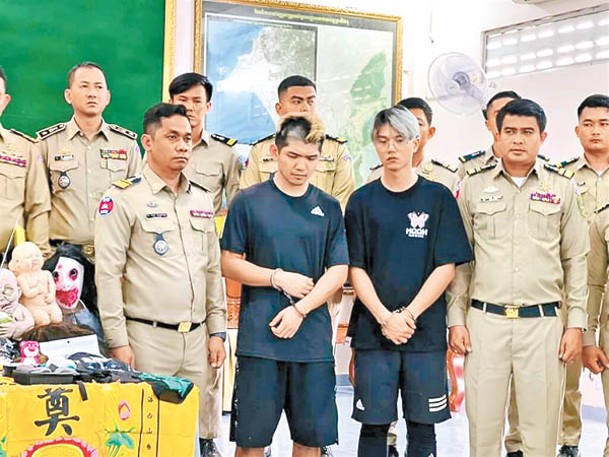 晚安小雞（前排左二）與阿鬧（前排右二）正在柬埔寨服刑。