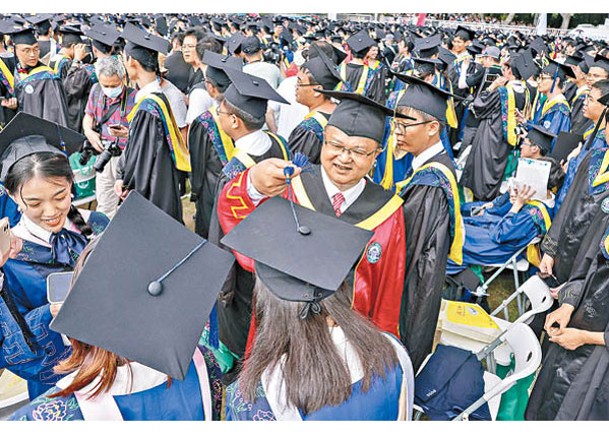 內地每年大學畢業生人數龐大。（Getty Images圖片）