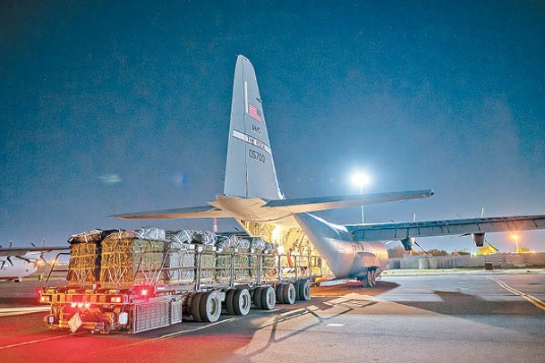 援助物資正在運上C130運輸機。