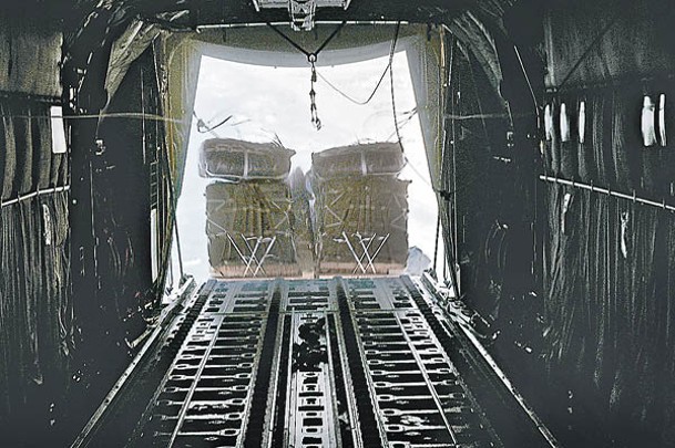 援助物資從C130運輸機空中投放。