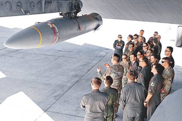 美軍B52H戰略轟炸機在關島掛載高超音速導彈。