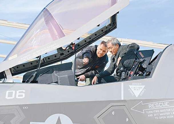 黃永宏（右）在美國視察一架F35B隱形戰機。