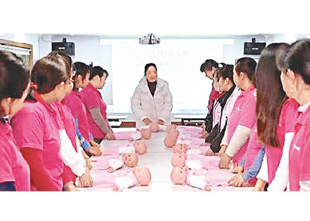 不少女士參加月嫂課程，了解如何照顧嬰兒。