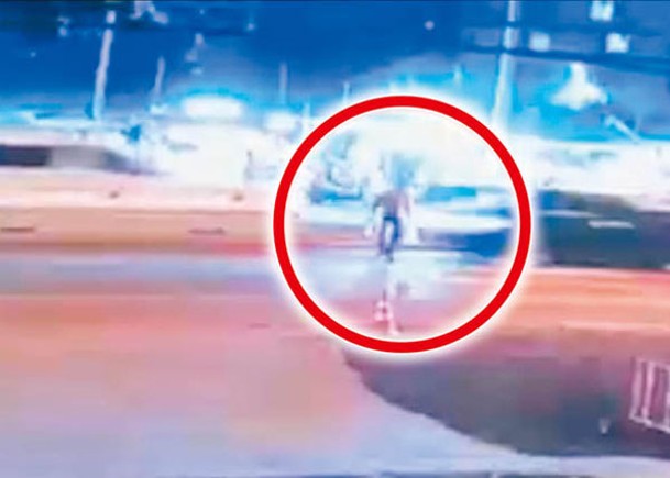 男子（紅圈示）過路時捱撞死亡。