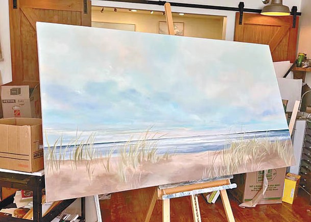 霍華德刻畫優美的海岸風景。