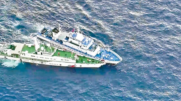 辛丹甘號（上）與中國海警21555艇（下）發生碰撞。