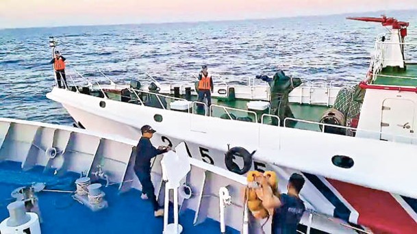 辛丹甘號船員（下方）拋出防撞球，避免與中國海警21555艇（後）直接相撞。