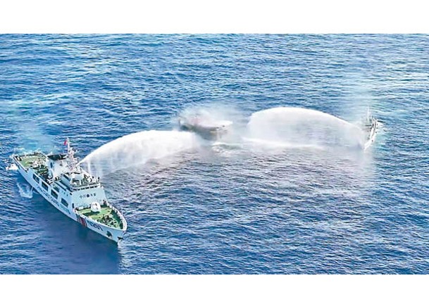 兩艘中國海警艇（左及右）向菲方船隻（中）射水炮。