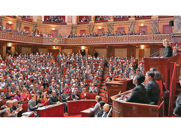 法國國會順利通過修憲提案。