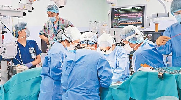 多名醫生參與活體肝肺同步移植手術。