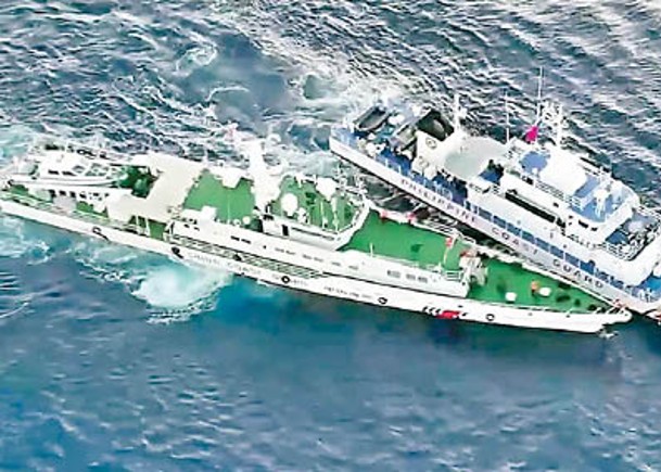 中菲船隻在仁愛礁海域碰撞。