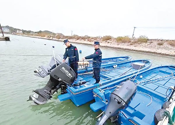 海警人員扣查涉漁「三無」大馬力改裝快艇。
