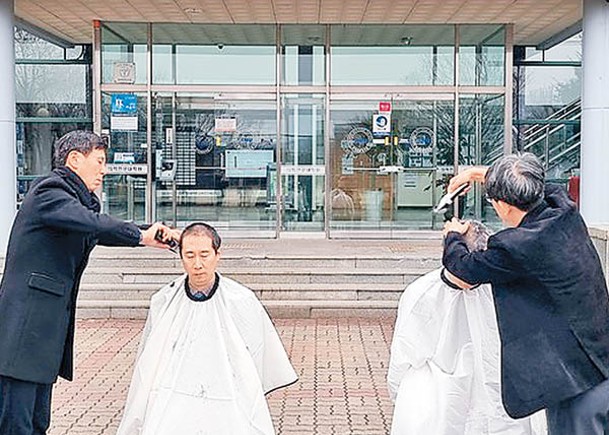 醫學院教授以削髮方式抗議。