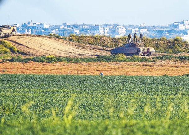 以色列坦克在加薩地帶北部邊界附近戒備。（Getty Images圖片）