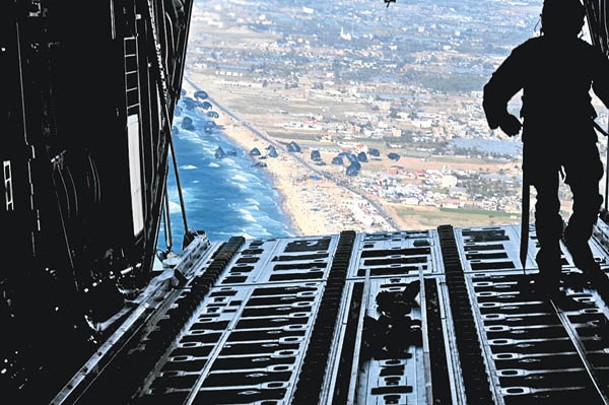 美軍利用運輸機向加薩地帶空投物資。