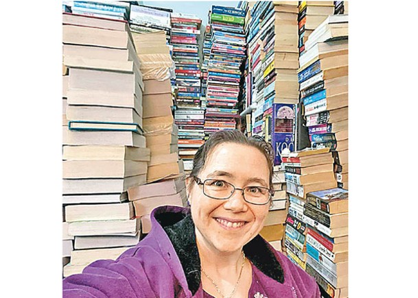 女作家多病纏身愛閱讀  3萬藏書堆滿屋