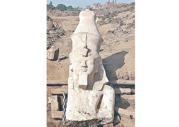 古埃及法老王雕像上身出土