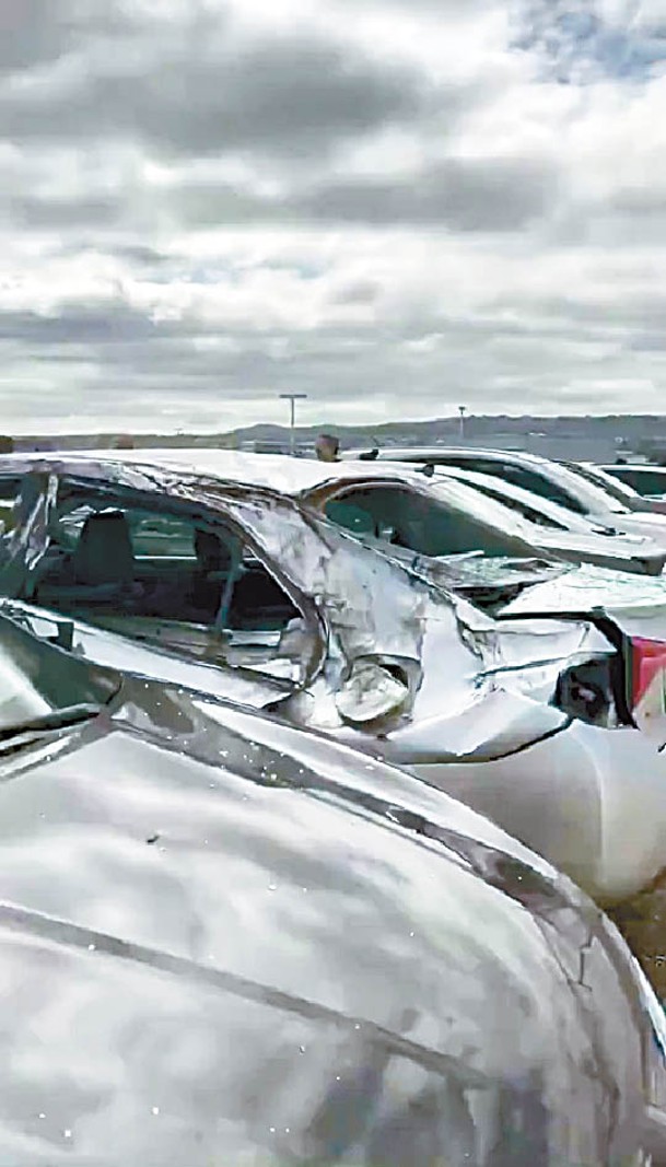 地面多輛汽車的車身嚴重受損。