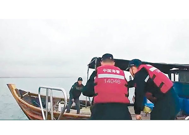 海警通過纜繩拖帶方式把漁船拖帶回港。