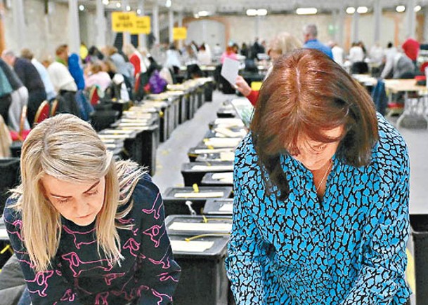 工作人員在票站點算選票。（Getty Images圖片）
