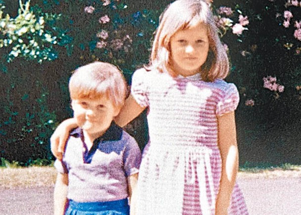 史賓沙（左）與戴安娜（右）年童時的合照。