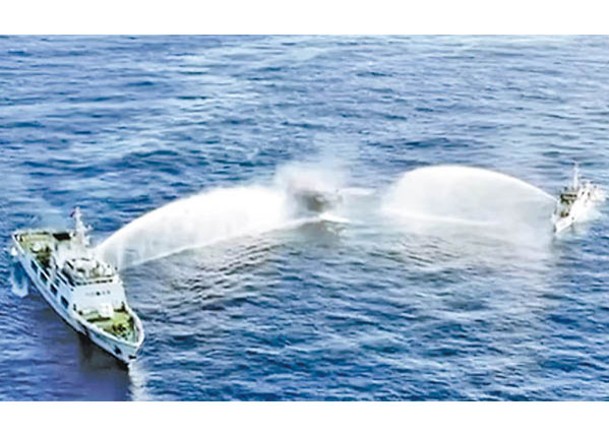 兩艘中國海警艇月初射水驅趕菲律賓船隻。