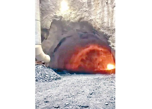 洞口亦可以見到火光。