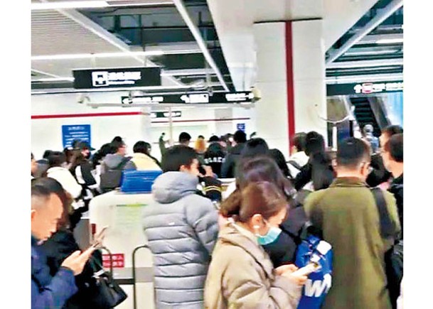 地鐵站擠滿乘客。