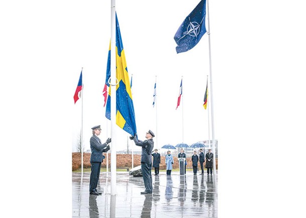 北約總部首度升起瑞典國旗。