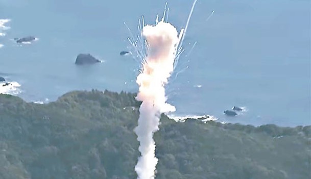 火箭在半空中爆炸。