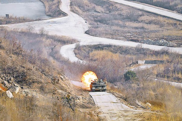 韓軍K1A2坦克向目標開火。