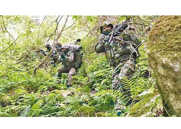 韓軍特種部隊在野外訓練。