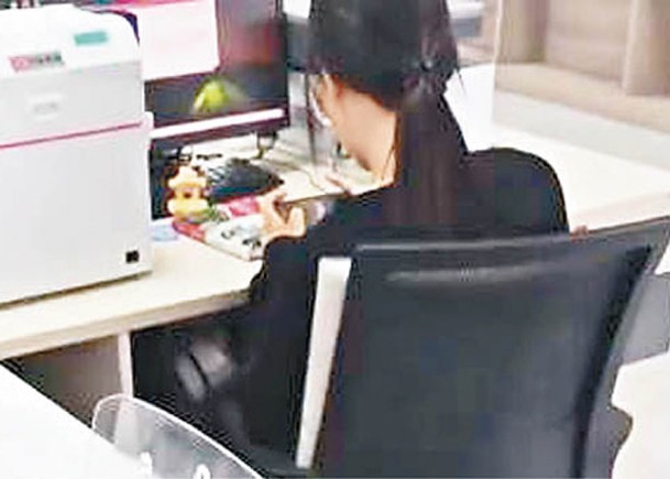 滄縣政務大廳工作人員上班時玩手機遊戲。