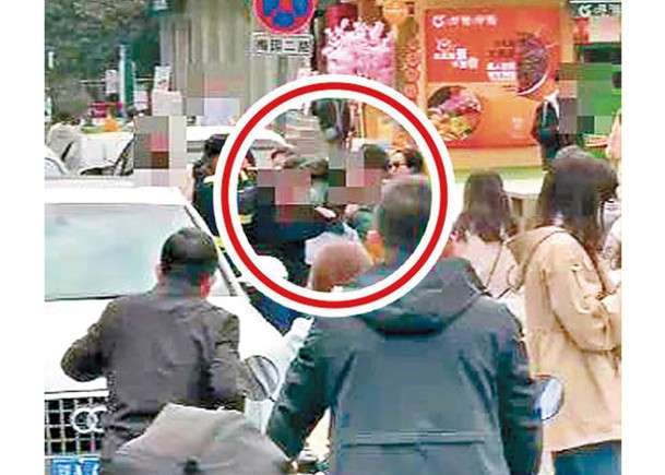 武漢大學學生與遊客打架（紅圈示）。