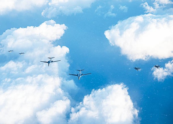 加拿大F18戰機（左）、美國B1B超音速轟炸機（中）及美國F15C戰機（右）在北美大陸東岸空域實施防空演習。