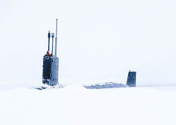 美國攻擊核潛艇印第安納號破冰上浮。