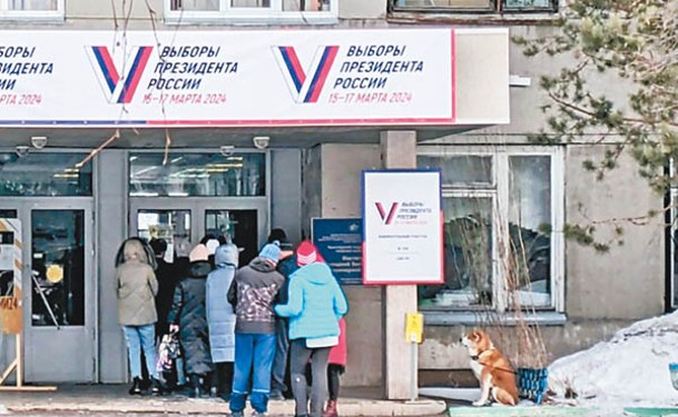 俄羅斯各地選民到票站投票。